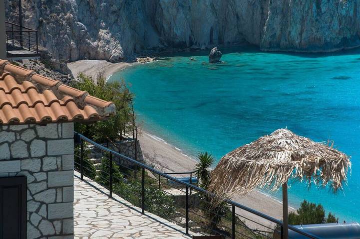 Villa for 6 people, with balcony and hot tub as well as garden in Agios Nikitas