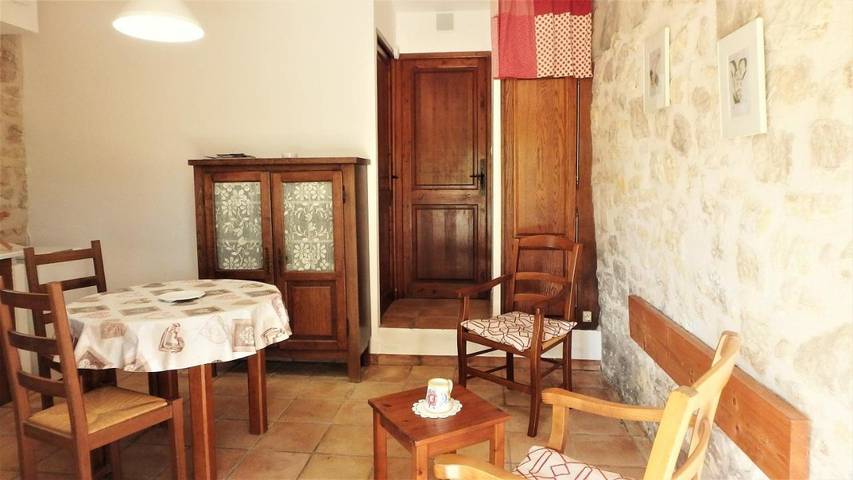 Location de vacances pour 2 personnes, avec piscine ainsi que vue et jardin à Barjols - 3