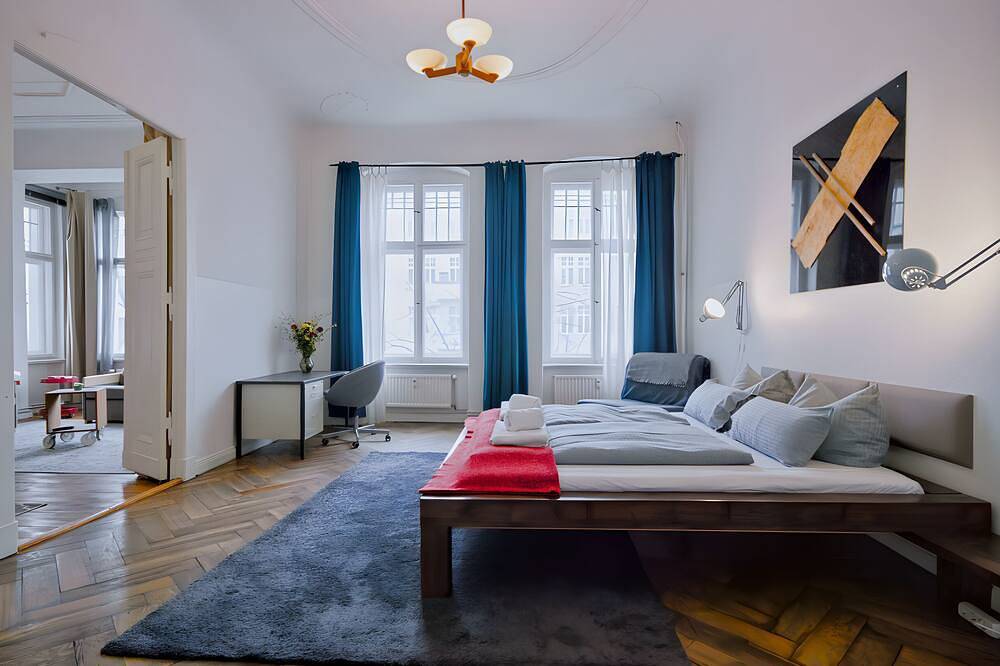 Ganze Wohnung, Großzügige, luxuriös ausgestattete Altbauwohnung mit 3 Zimmern + kleinem Balkon in Charlottenburg Berlin, Berlin