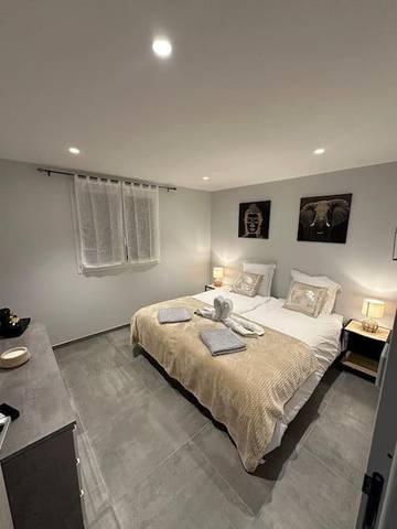 Gîte pour 6 personnes, avec vue ainsi que terrasse et piscine à Saint-Avre