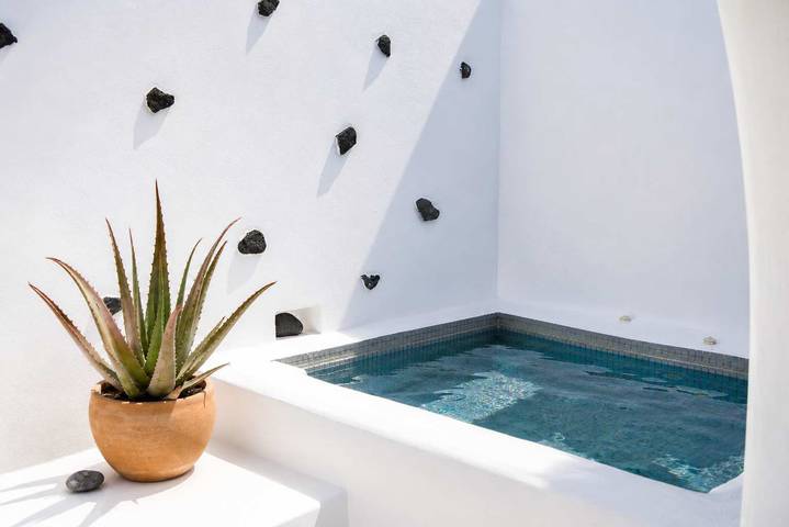 Ganze Wohnung, Two Gods Santorini Premium Jacuzzi Sea View Suites in Vourvoulos, Santorin