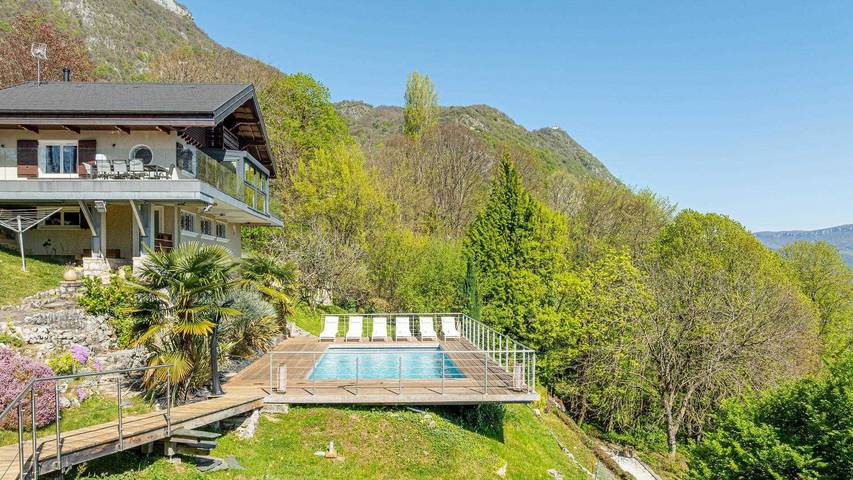 Gîte pour 8 personnes, avec terrasse ainsi que jardin et piscine, animaux acceptés à Bourdeau (Savoie)