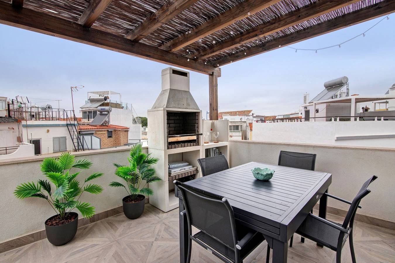 Villa Alvor Rooftop mit Meerblick, Wlan und Klimaanlage in Alvor, Faro Distrikt