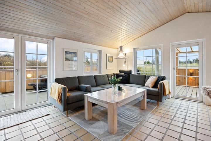 Schönes Ferienhaus mit Reetdach in Søndervig, Holmsland Klit