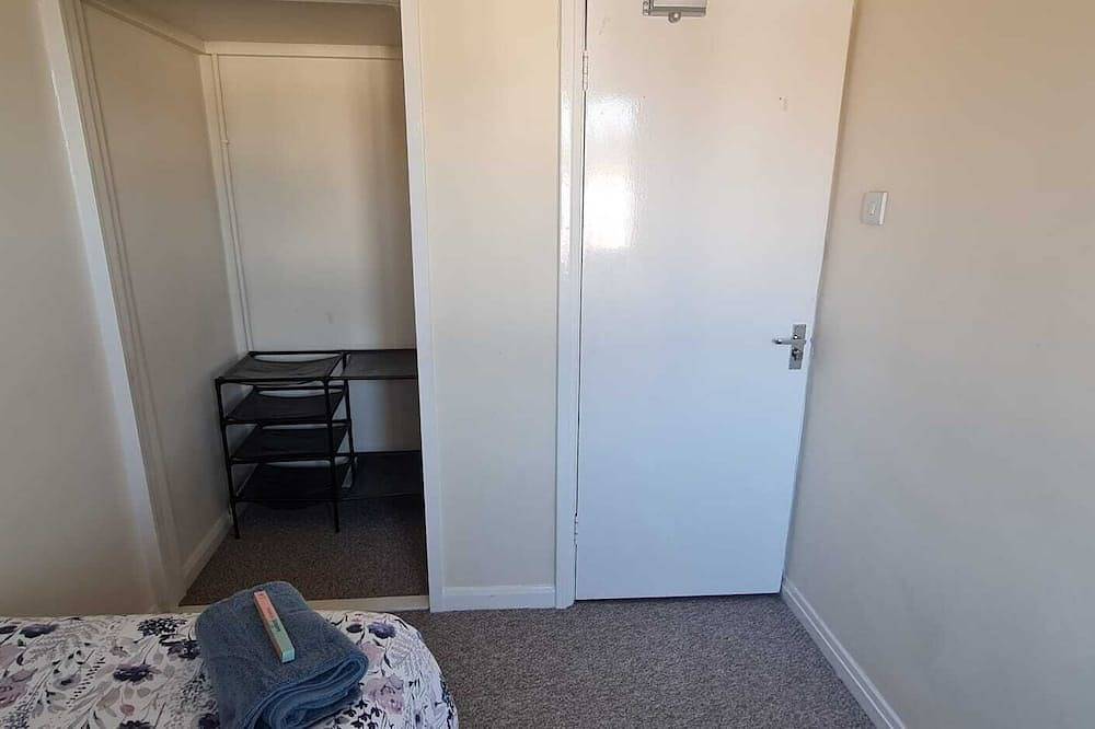 Room 3 - Single Bed - Wfi - 2 minute walk to Iver Station in Iver, Colne Valley Park