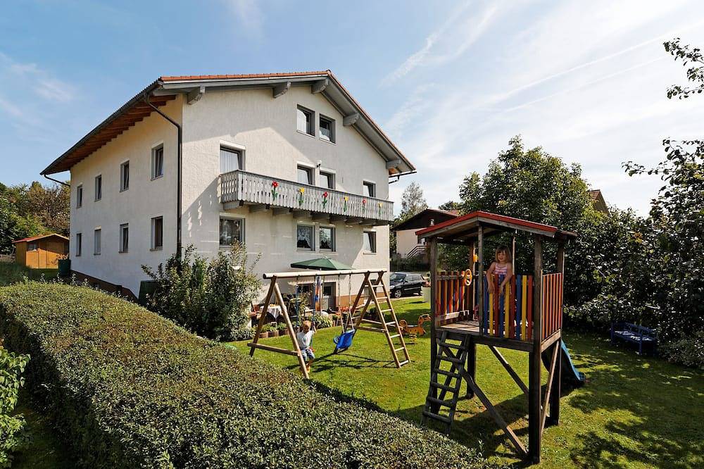 Ganze Wohnung, Komfortabel eingerichtete Ferienwohnung für 6 Personen am Nationalpark Bayr Wald in Sankt Oswald-Riedlhütte, Šumava Mountains
