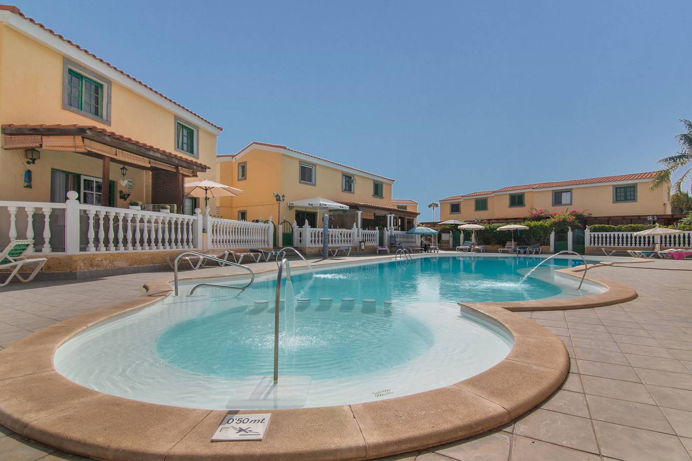 Appartamento intero, Vacanze 'Parrales' con piscina condivisa, Wi-Fi e aria condizionata in Maspalomas, San Bartolomé de Tirajana