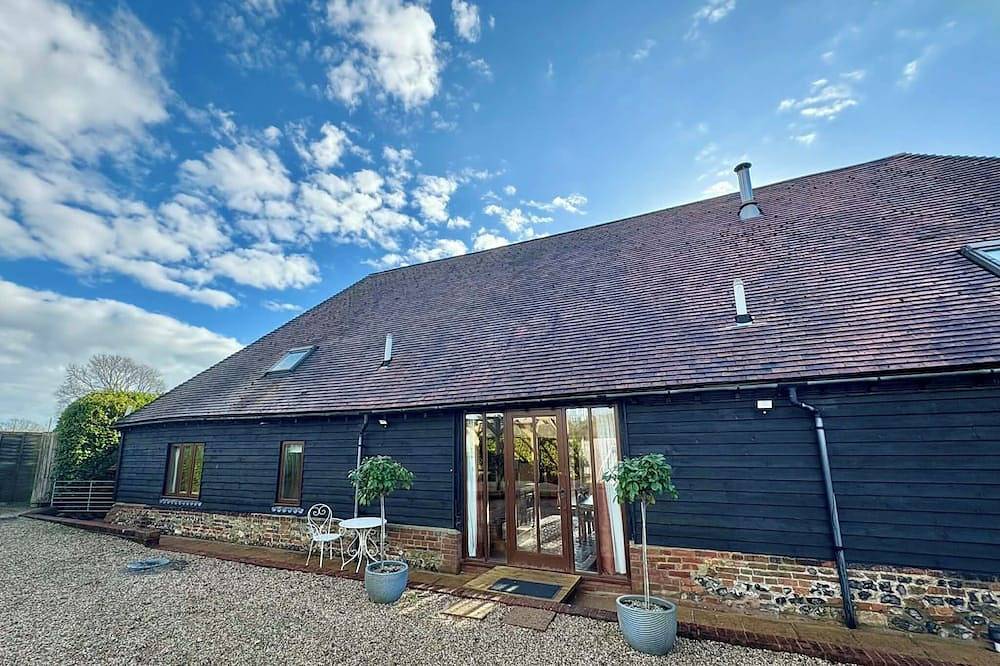 Spacious converted barn perfect for families! in Walberton, South-Downs