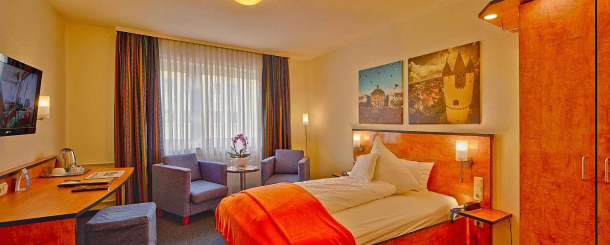 Hotel für 4 Personen, mit Terrasse und Garten sowie Sauna und Ausblick in Hanau