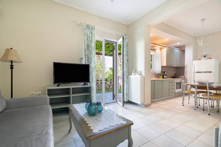 Entire apartment, Apartment 'Rania-2' with Sea View, Wi-Fi and Air Conditioning in Kefalonia