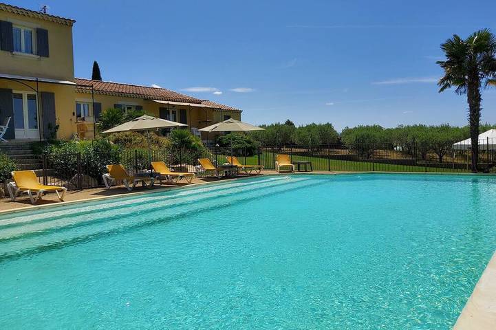 Gîte pour 6 personnes, avec Terrasse ainsi que Jardin et Piscine