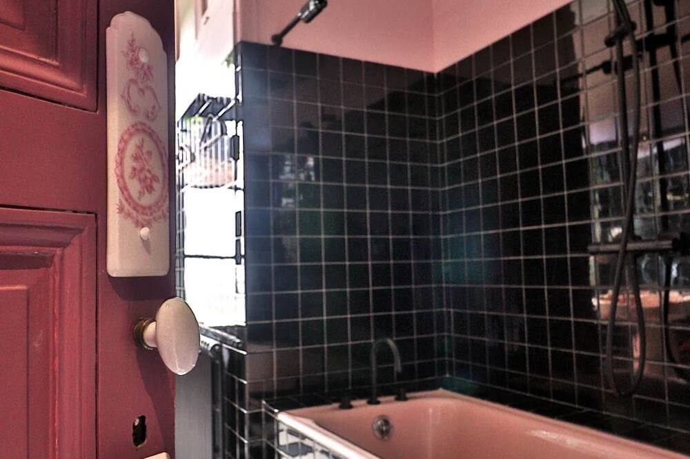 Chambre La 25 - salle d'eau privée in Montbron, Charente