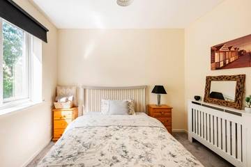 Holiday Rental for 8 People in Milton Keynes, South East England, Photo 2