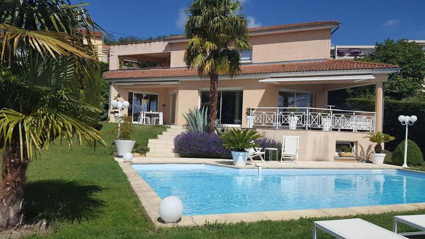 Maison d’hôte pour 2 personnes, avec vue sur le lac et jardin ainsi que vue et piscine