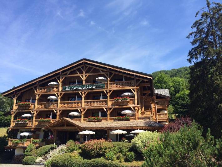 Appart’hôtel pour 2 personnes, avec vue et jardin ainsi que piscine et sauna, adapté aux familles