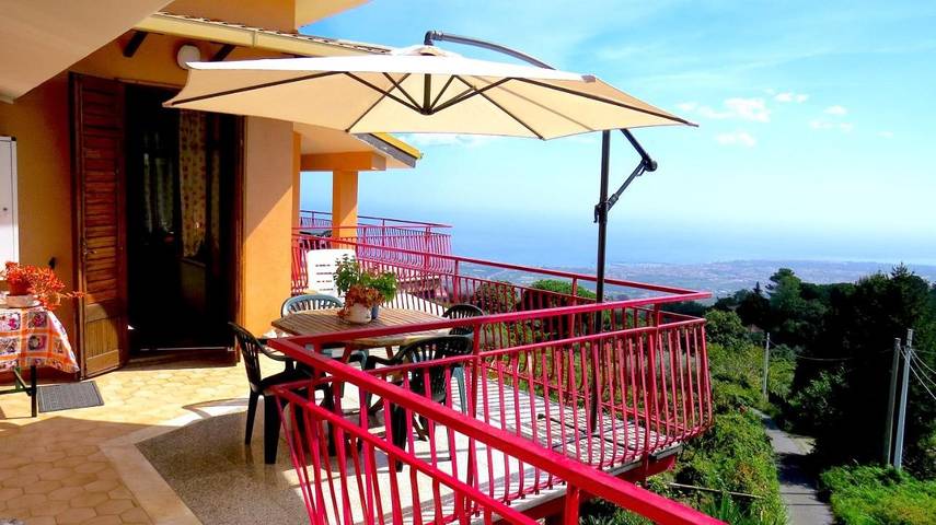 Location de vacances pour 6 personnes, avec vue et piscine ainsi que jardin et bassin pour enfant, animaux acceptés dans Puntalazzo