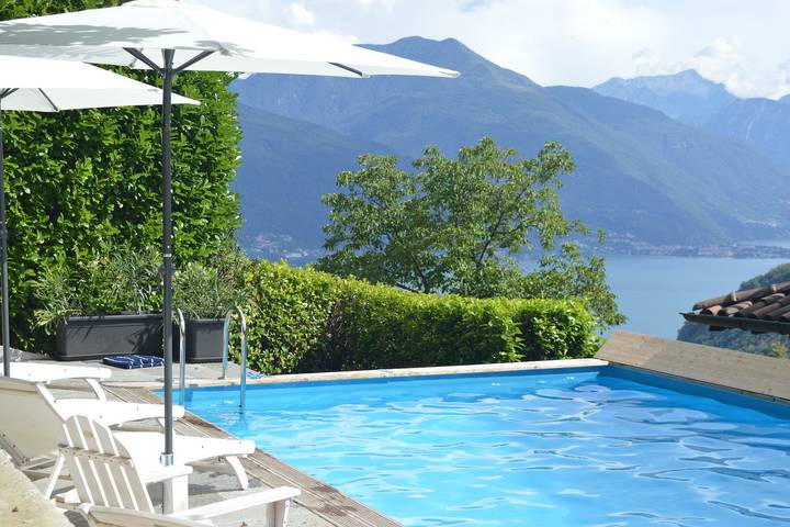 Villa voor 8 personen, with zwembad and uitzicht op het meer as well as terras aan het Comomeer