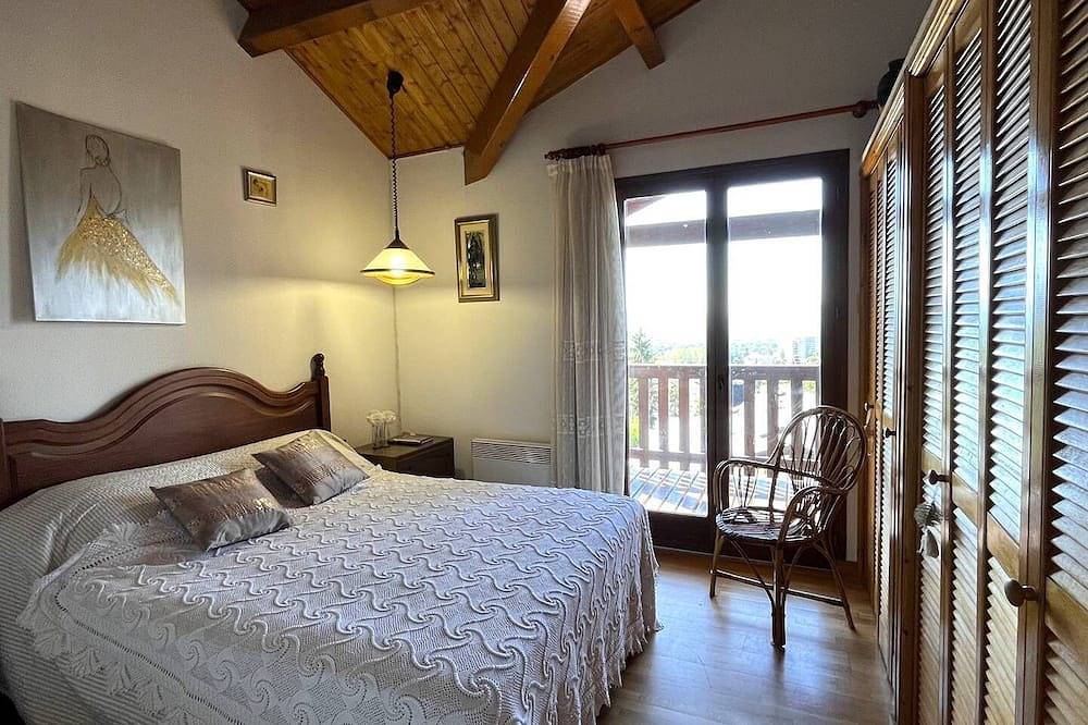 Apartamento entero, House with 2 terraces, garden and collective swimming pool with open views of the mountains in Osséja, Parque Natural Regional de los Pirineos Catalanes
