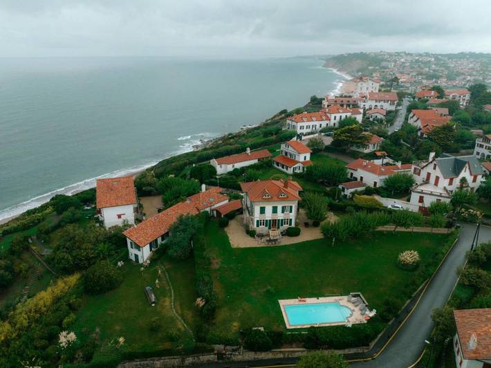 Location de vacances pour 12 personnes, avec piscine ainsi que jardin et vue, animaux acceptés dans Plage de l'Uhabia