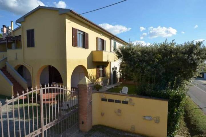 Ferienwohnung für 4 Personen, mit Terrasse und Garten, mit Haustier in Cecina