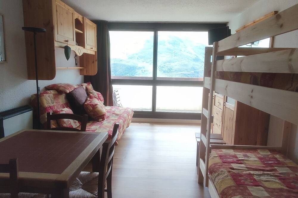 Ganze Wohnung, Abfahrt auf Skiern auf einer grünen Piste. Volle Sonne auf der Terrasse in Les Menuires, Saint-Martin-de-Belleville