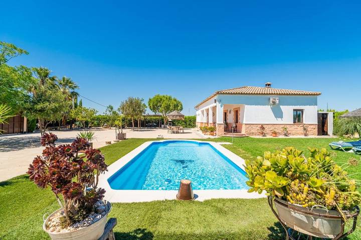 Location de vacances pour 6 personnes, avec Terrasse ainsi que Jardin et Piscine dans La Lantejuela