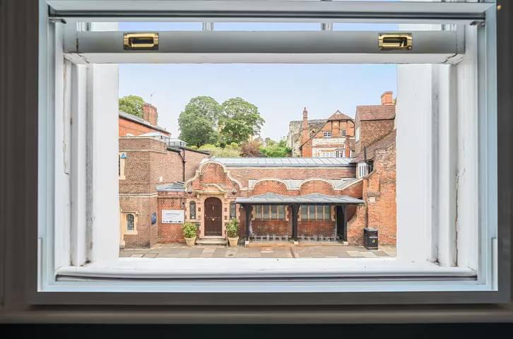 Elegant Central Guildford Home with Castle Views - Pass the Keys in Guildford, Surrey