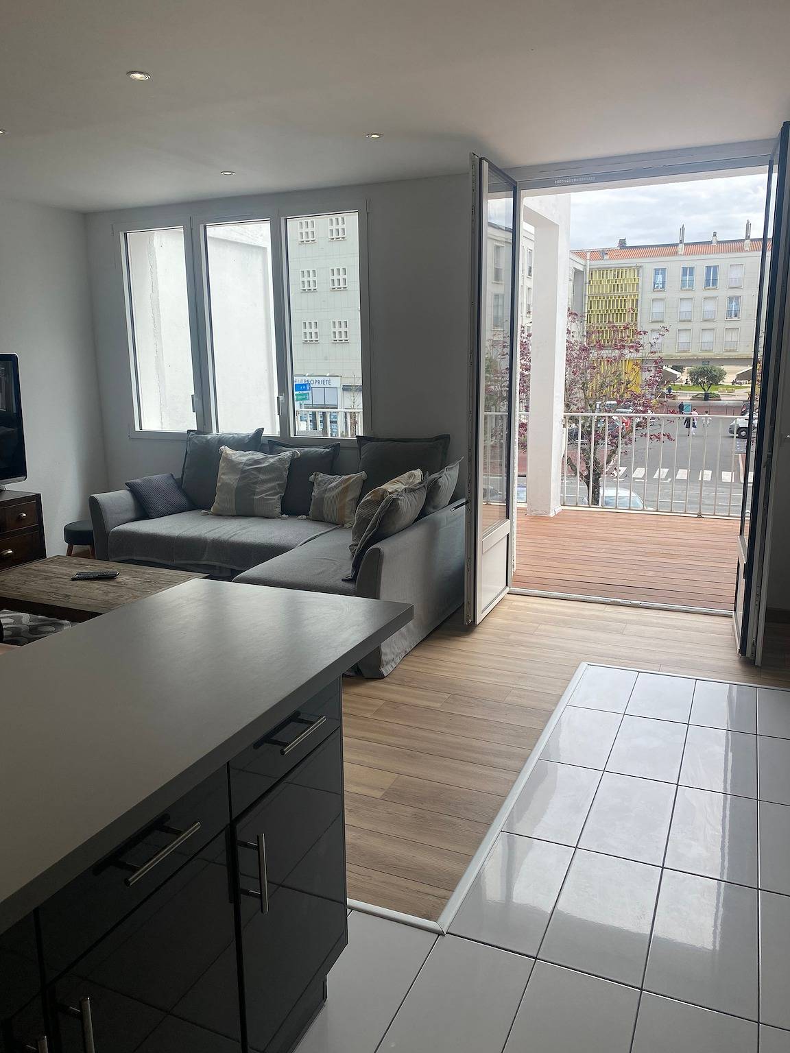 Appartement entier, Appartement « Cœur Centre Ville 50 m Plage » Vue Mer, Terrasse Privée et Wi-Fi in Royan, Côte de Beauté