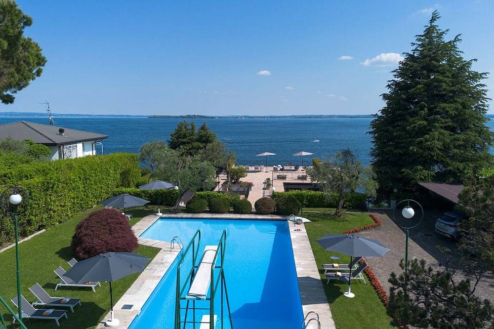 Villa Dolcelago Lake front in Moniga del Garda, Gardasee-Berge