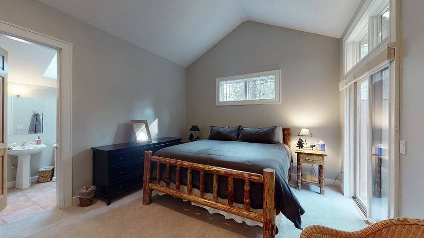 Vacation rental for 10 people, with terrace and sauna as well as pool and hot tub in Black Butte Ranch