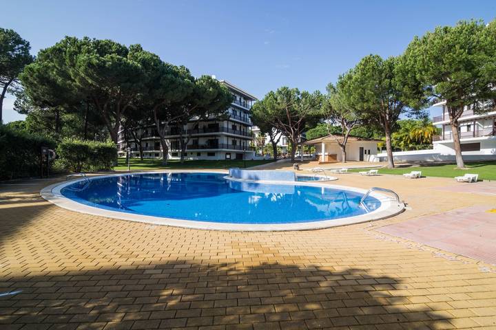 Apartamento inteiro, Apartamento de férias 'Falésia Pine Spot' com Wi-Fi, varanda e piscina partilhada in Praia da Falésia, Albufeira e Olhos de Água