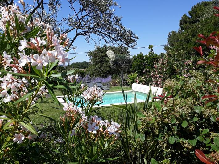 Gîte pour 2 personnes, avec piscine et jacuzzi ainsi que jardin et terrasse, animaux acceptés