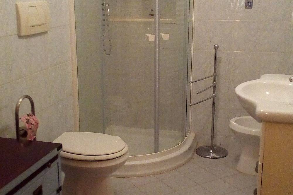 Typisch toskanisches Bauernhaus aus Stein in Monsummano Terme, Pistoia Provinz