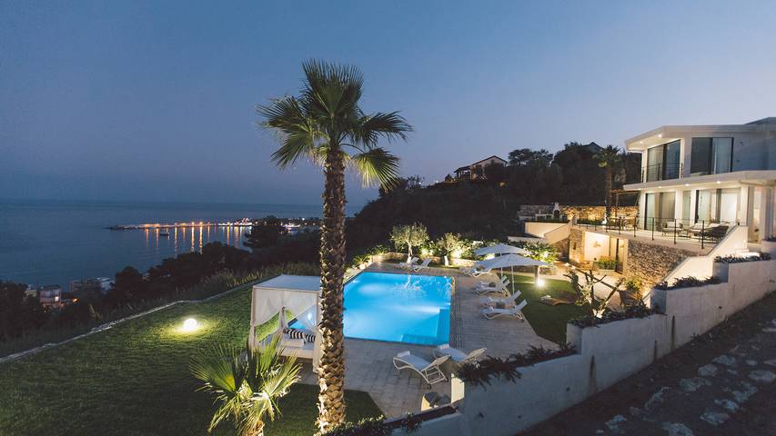 Villa für 10 Personen, mit Terrasse und Whirlpool sowie Garten und Pool in Giardini-Naxos