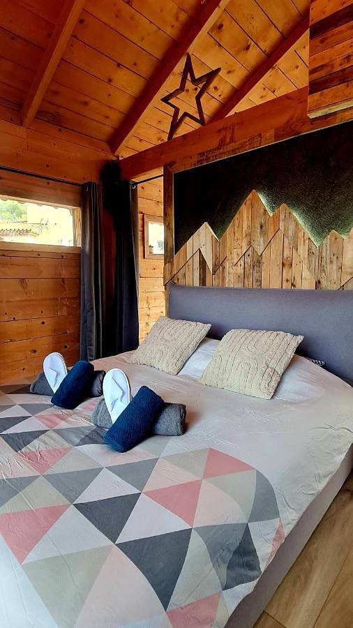 Chalet pour 2 personnes, avec terrasse et piscine ainsi que vue et jardin