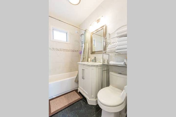 Vacation rental for 10 people, with yard and terrace in Somerville