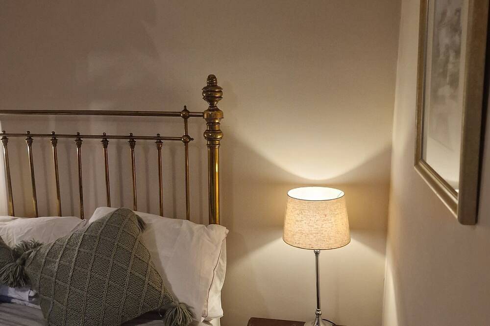 Upscale Double Room with private bathroom 300 yards from Earlsfied Station in Wandsworth, London