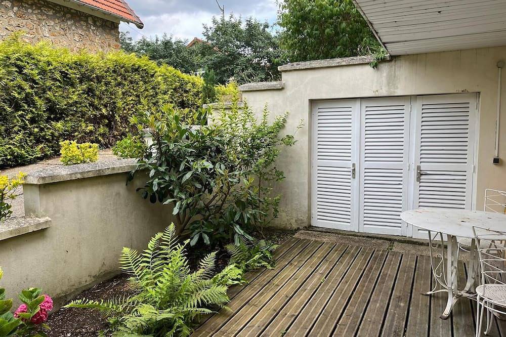 Entire apartment, 33m² studio, fully equipped, refurbished, very quiet, close to Rer Rueil 2000 in Rueil-Malmaison, Hauts-de-Seine