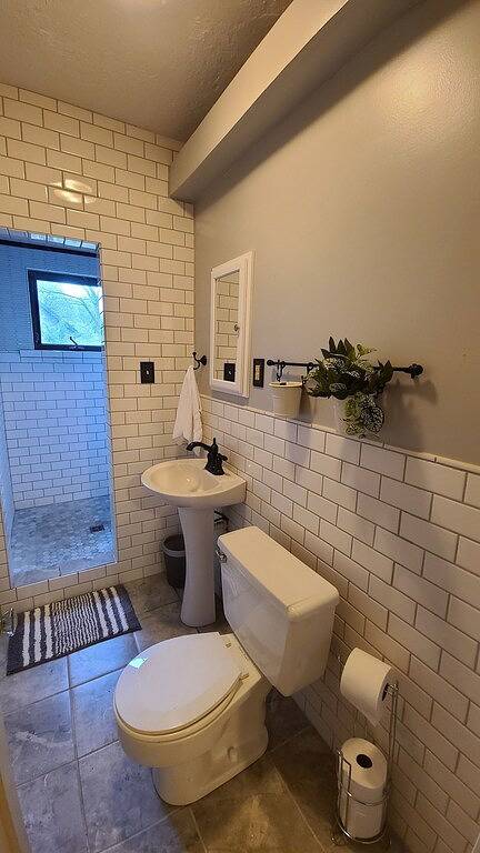 Cardinal House: Foseball, Sunroom, 6ft Fence, King Bed, Near Hospital & Basspro in Springfield (MO), Greene County (MO)