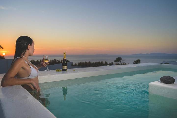 Appart’hôtel pour 2 personnes, avec Balcon et Terrasse ainsi que Jacuzzi et Piscine à Oia