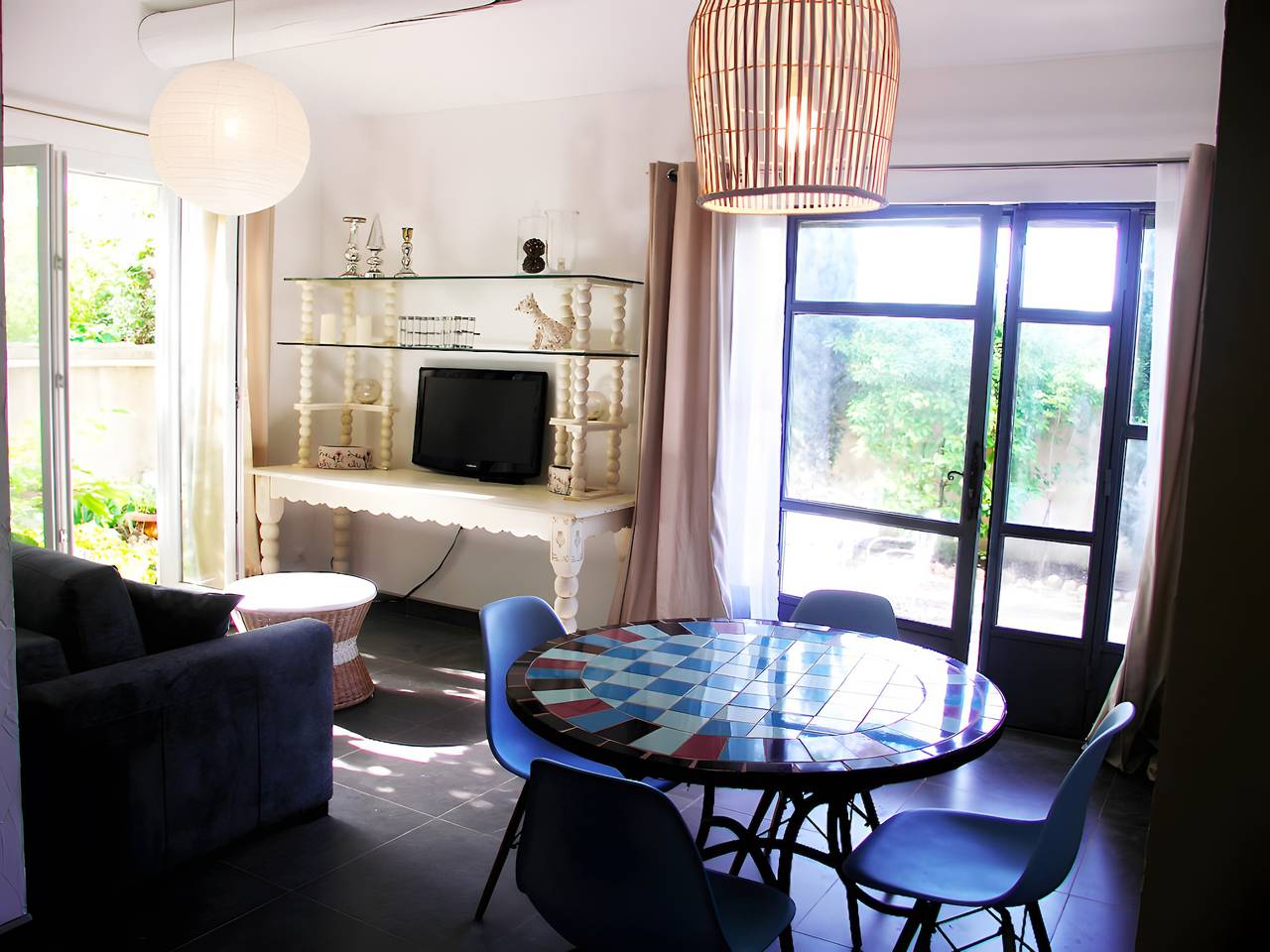 Gîte de charme au pied du Ventoux avec piscine partagée, Wi-Fi et climatisation in Carpentras, Parc naturel régional du Mont-Ventoux