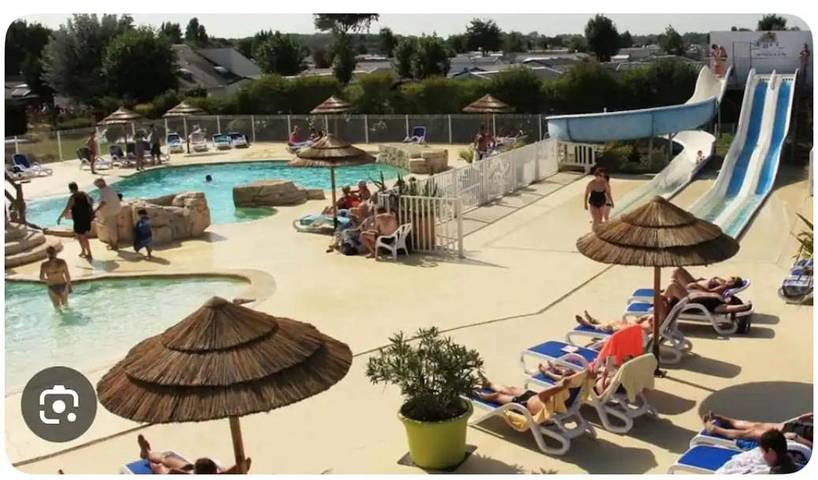 Camping pour 4 personnes, avec Jacuzzi et Terrasse ainsi que Jardin et Bassin pour enfant