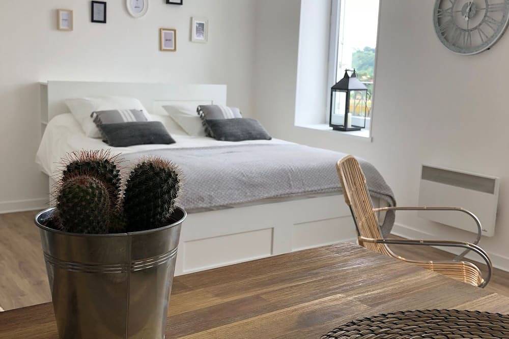 Entire apartment, Charming Studio Facing the Port and 100 m from the beach in Binic, Côte de Goëlo