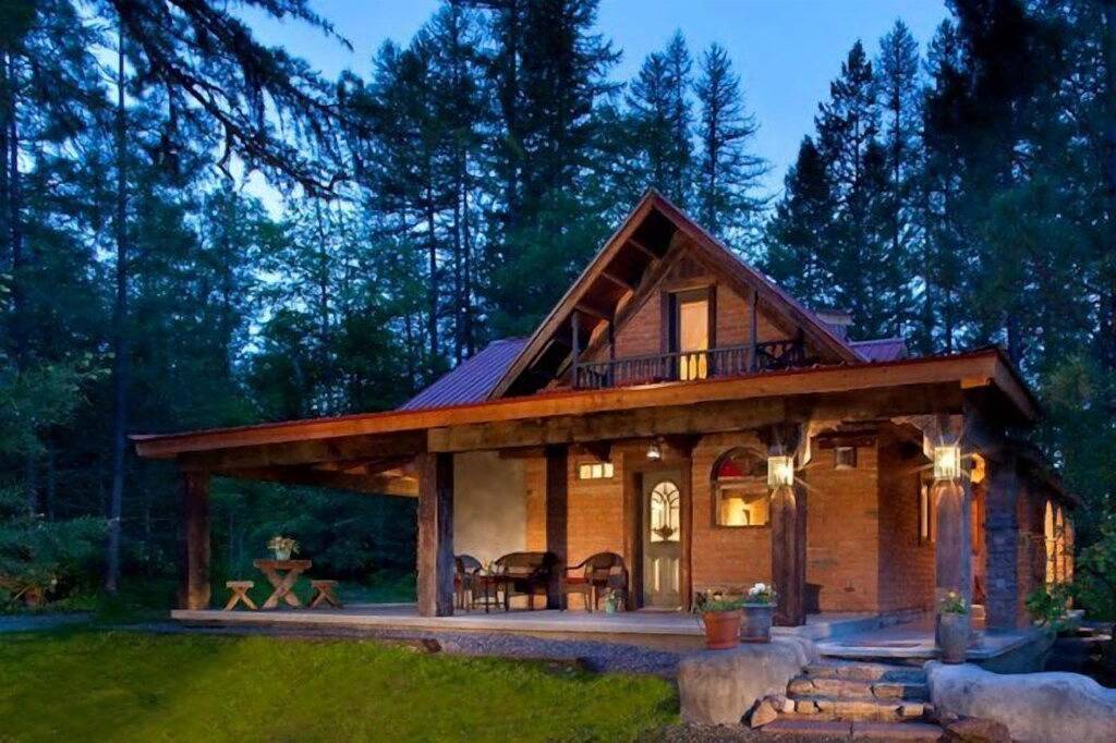 Adobe-Haus im Westgletscher in West Glacier, Glacier-Nationalpark