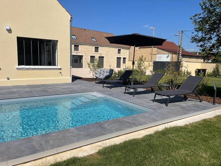 Location de vacances pour 12 personnes, avec terrasse ainsi que vue et piscine à Bligny-lès-Beaune