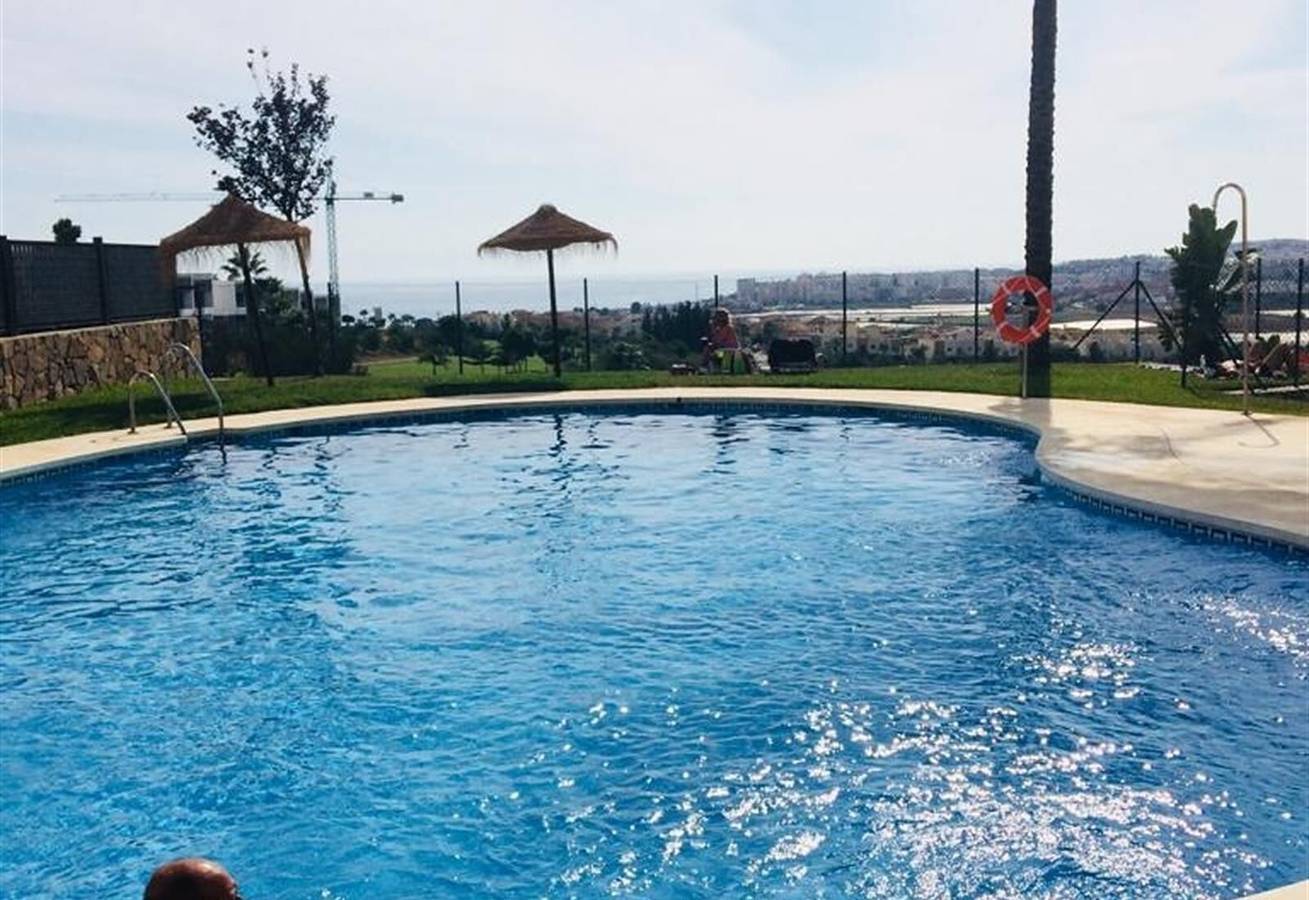 Apartamento entero, "Lux Apartm Beauvivir" con piscina compartida, jardín y terraza privada in Caleta de Vélez, Vélez-Málaga