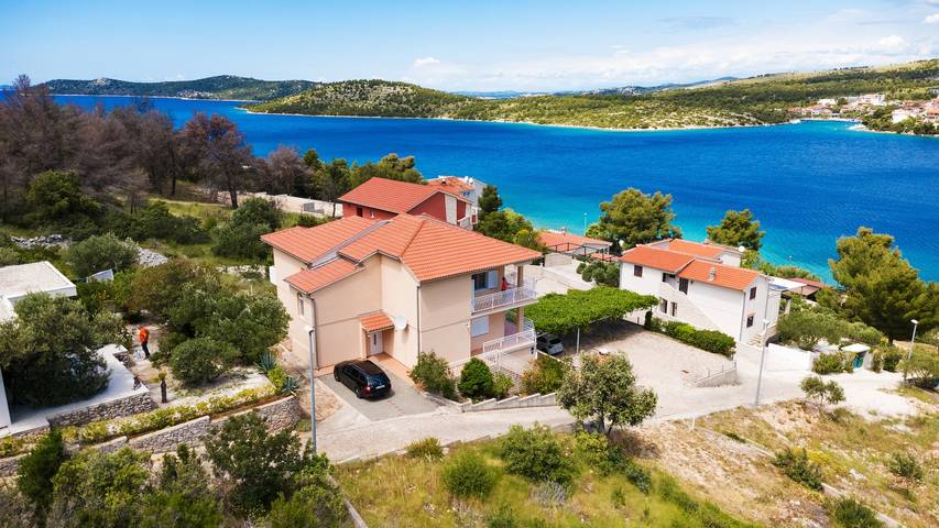 Ganze Wohnung, 1-Zimmer-Ferienwohnung am Strand Sparadici, Sibenik A-23939-e in Grebastica, Šibenik-Knin