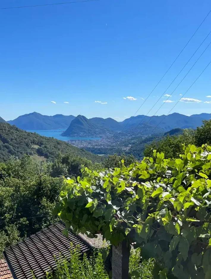 Ferienhaus für 6 Personen, mit Terrasse und Garten sowie Seeblick