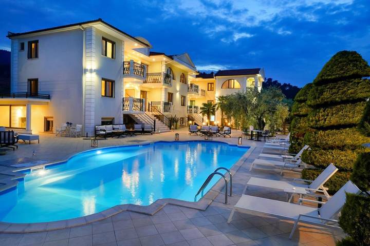 Ferienwohnung für 4 Personen, mit Ausblick und Pool sowie Garten