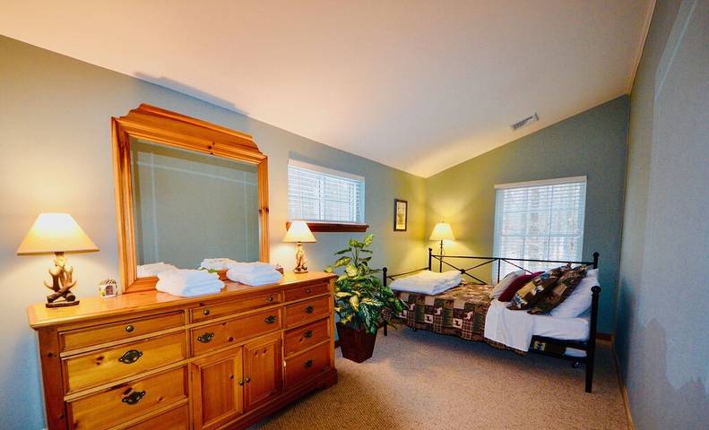 Chalet for 14 people, with pool and hot tub as well as balcony, with pets in Pocono Mountains